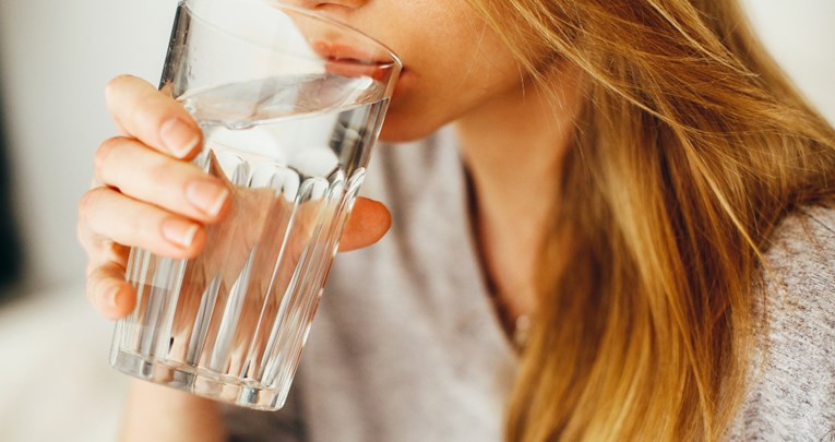 Je li pijenje vode odmah nakon buđenja zdravo koliko mislite?